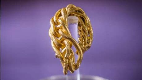Un detector de metales encuentra un brazalete vikingo de hace 1.000 años
