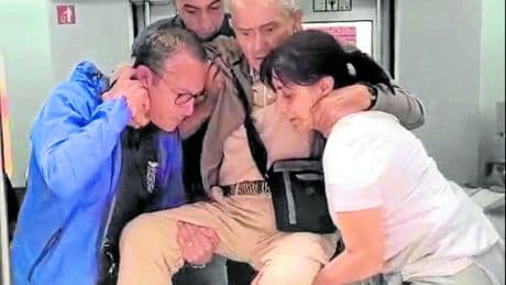 Viajeros bajan a pulso a un discapacitado del tren en Orduña por falta de medios