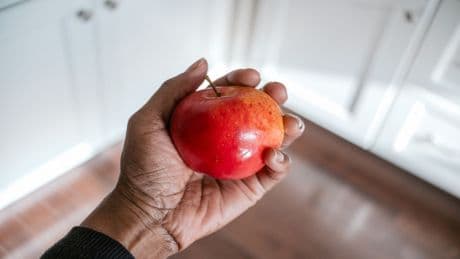 Ein Apfel am Abend: Warum er mehr kann als nur den Arzt fernhalten