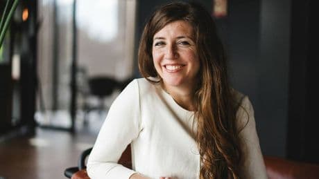 Marta León, experta en salud de la microbiota: "Beber mucha agua mientras se come puede frenar la digestión"