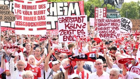 Starkes FC-Zeichen - Hier demonstrieren 4000 Köln-Fans für die Klub-Zukunft