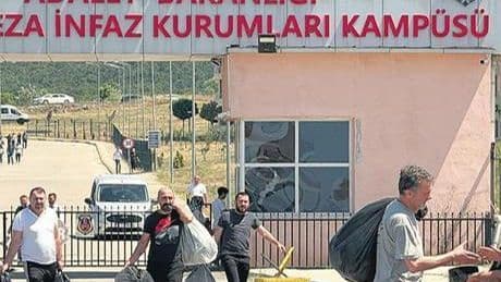 Halay eşliğinde tahliye