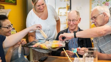 Water. Zonnebril. Hoed. ‘Bingo!’ Het Rode Kruis speelt hittebingo met ouderen en wapent ze zo tegen levensbedreigende hitte