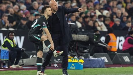 Arne Slot legt bloemen bij Anfield voor Diogo Jota als Liverpool begint aan voorbereiding