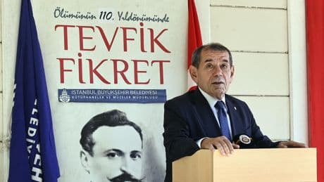 Galatasaray Tevfik Fikret'i kabri başında andı