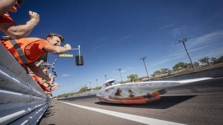 Zonneauto's klaar voor 3000 kilometer lange race dwars door niet zo heet Australië