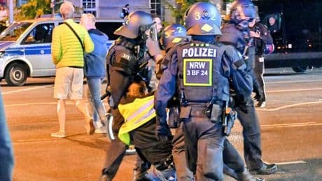 "Rheinmetall entwaffnen": Gewalt bei Antikriegs-Demo – Polizei kesselt Teilnehmer ein