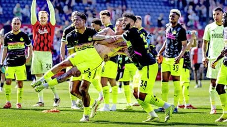 Noa Lang schittert en haalt gram in vijandige Kuip: ’Ik denk dat er genoeg mensen binnen PSV zijn die mij mogen’