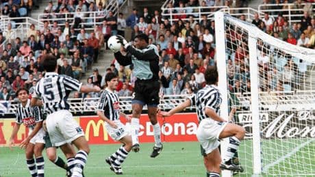 Muere Peter Rufai, el portero que no quiso reinar
