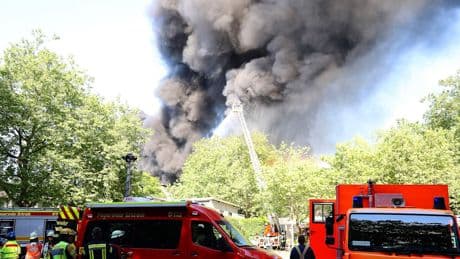 Feuer in NRW - Mehrere Schulgebäude stehen in Flammen