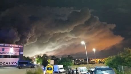Confinados cinco municipios en Cataluña por un incendio en una fábrica de cloro