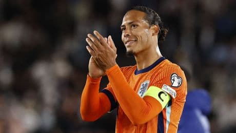 Van Dijk na eenvoudige zege op Finland: 'Uur lang heel goed en klus geklaard'
