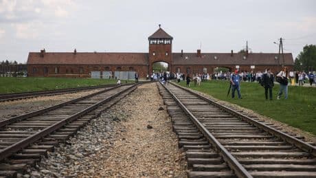 Judenhass: Bar-Besitzer lädt Gäste nach antisemitischem Vorfall zu Auschwitz-Besuch ein