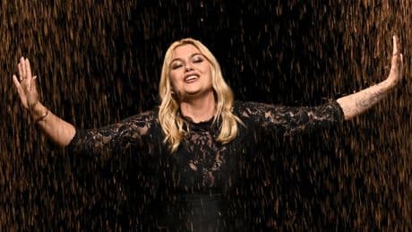Louane donne un concert au mariage d’une fan