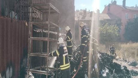 Çorum'da çıkan yangına kadın itfaiyeciler müdahale etti