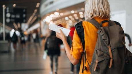 Controles nocturnos en Barajas: ¿puedo entrar sin billete? ¿Puede esperarme un familiar?