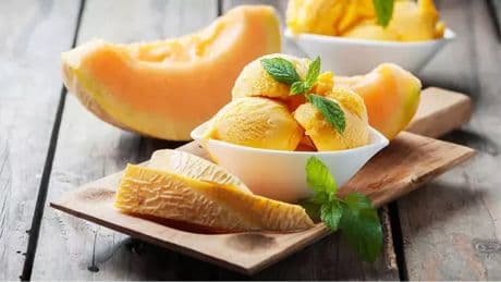 Dışarıdan almaya son! Katkısız, sağlıklı ve nefis kavunlu dondurma tarifiyle yaz serinliği artık mutfağınızda!