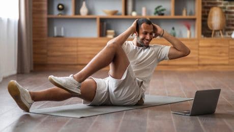 Ohne Fitnessstudio: 8 Bauchübungen für definierte Bauchmuskeln