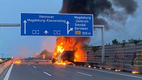 Auf A2 bei Magdeburg - Brennender Holzlaster löst Verkehrs-Chaos aus