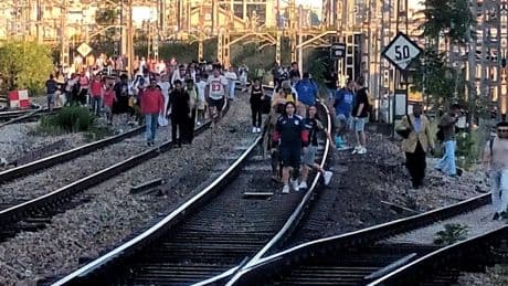 Otra jornada de caos en Cercanías: viajeros obligados a caminar por las vías en Atocha