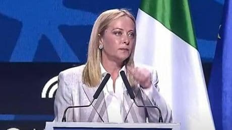 Meloni commossa al Meeting di Rimini: «Grazie per questa accoglienza». Il lungo applauso della platea