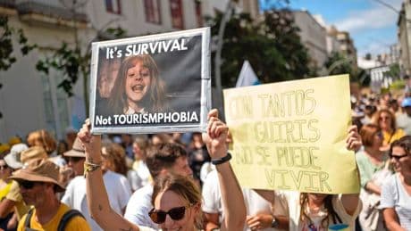 Toeristen in het nauw door grote demonstraties tegen massatoerisme op Canarische Eilanden: ’Ik ben in mijn hotelkamer gebleven’