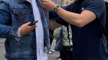 Yuji Beleza, l’intervieweur de rue qui parle 40 langues