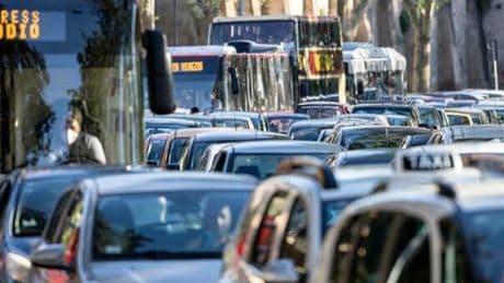 Mobilità, oltre un?ora al giorno per il tragitto casa-lavoro. In Italia trasporto privato sempre dominante