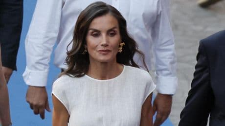 La reina Letizia innova con una joya (que no suele utilizar) en tendencia este verano para la clausura del Atlàntida Film Fest