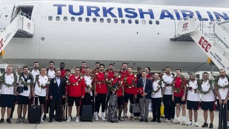 Avrupa ikincisi 12 Dev Adam yurda döndü!