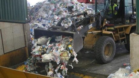 Investigan si el hombre hallado en una planta de reciclaje se metió a dormir a un depósito