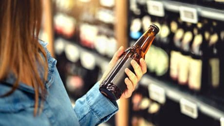 Vente d'alcool aux mineurs: près de 9 supermarchés sur 10 enfreignent la loi, selon une association