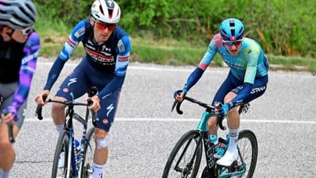 LIVE Giro d’Italia: strijd voor ultieme ontsnapping in heuvelrit barst meteen los