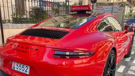 Montecarlo, se l’auto della scuola guida è una Porsche 911