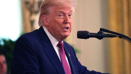 Trump llama "imbécil" a Powell e insiste en que la Fed debe rebajar los tipos