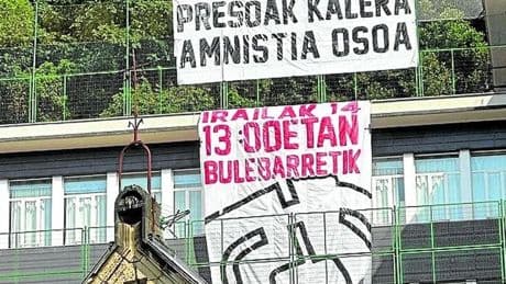 Denuncian una pancarta por los presos de ETA en un colegio público
