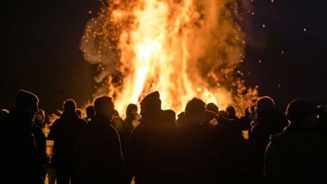 Brauchtum mit Gefahren: Die Feuerwehr rät: Was es bei Osterfeuern zu beachten gilt