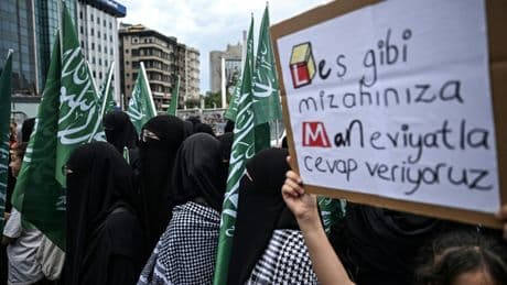 Turquie : quatre membres du magazine accusés d'avoir publié des caricatures en détention