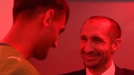 Dalla Juve sfiorata all'abbraccio con Chiellini: il saluto tra &quot;leggenda e futuro dell'Italia&quot;