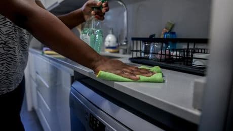 Los hogares tienen que prevenir los riesgos laborales de sus trabajadoras domésticas desde el 14 de noviembre
