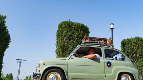 Un viaje al pasado: Así era la Operación Salida en la España del SEAT 600 hace 60 años