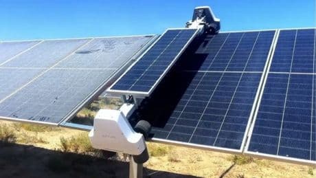 El ingenioso invento para generar más energía en casa: paneles solares que se limpian entre sí