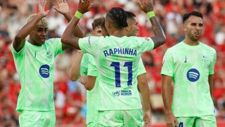 El Barça se estrena con victoria plácida y polémica