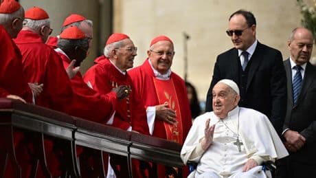 El papa Francisco reaparece por sorpresa en San Pedro y retoma el contacto con los fieles