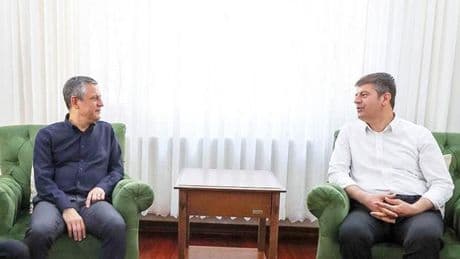 Ev hapsindeki başkana ziyaret