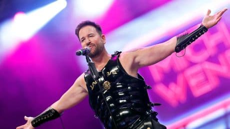 In Rüstung auf der Bühne: Michael Wendler gibt skurriles Comeback-Konzert