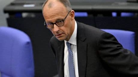 Conservatore, anti-migranti e milionario: il ritratto