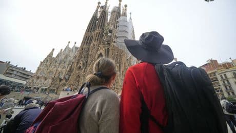 Un bar de Barcelona desata la polémica por cobrar más por el café según el tiempo en la terraza