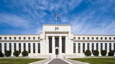 Trump redobla su ataque a la independencia de la Fed y despide a la gobernadora de la Reserva Federal Lisa Cook
