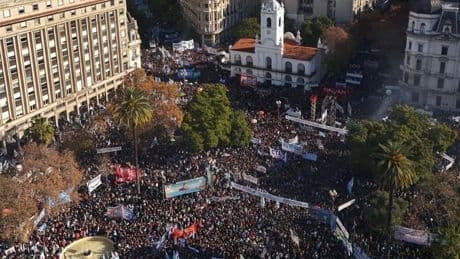 Miles de personas protestan en Buenos Aires por la condena de cárcel contra Kirchner